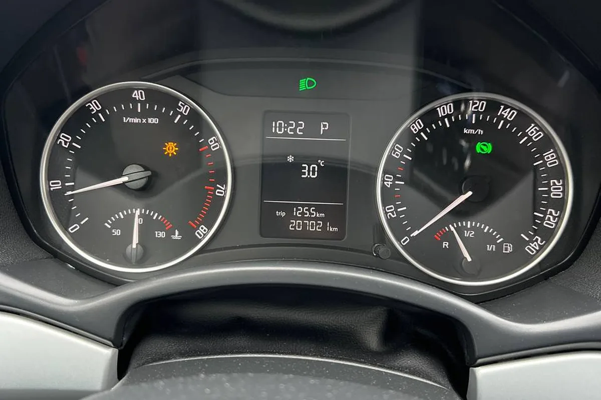Значок неисправности освещения на приборке Skoda Octavia A5