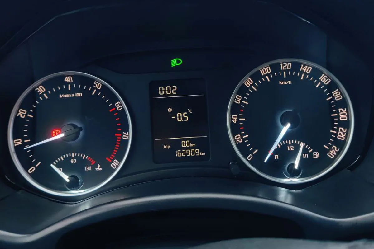 Стрелка спидометра Skoda Octavia A5 ниже нуля после снятия стекла