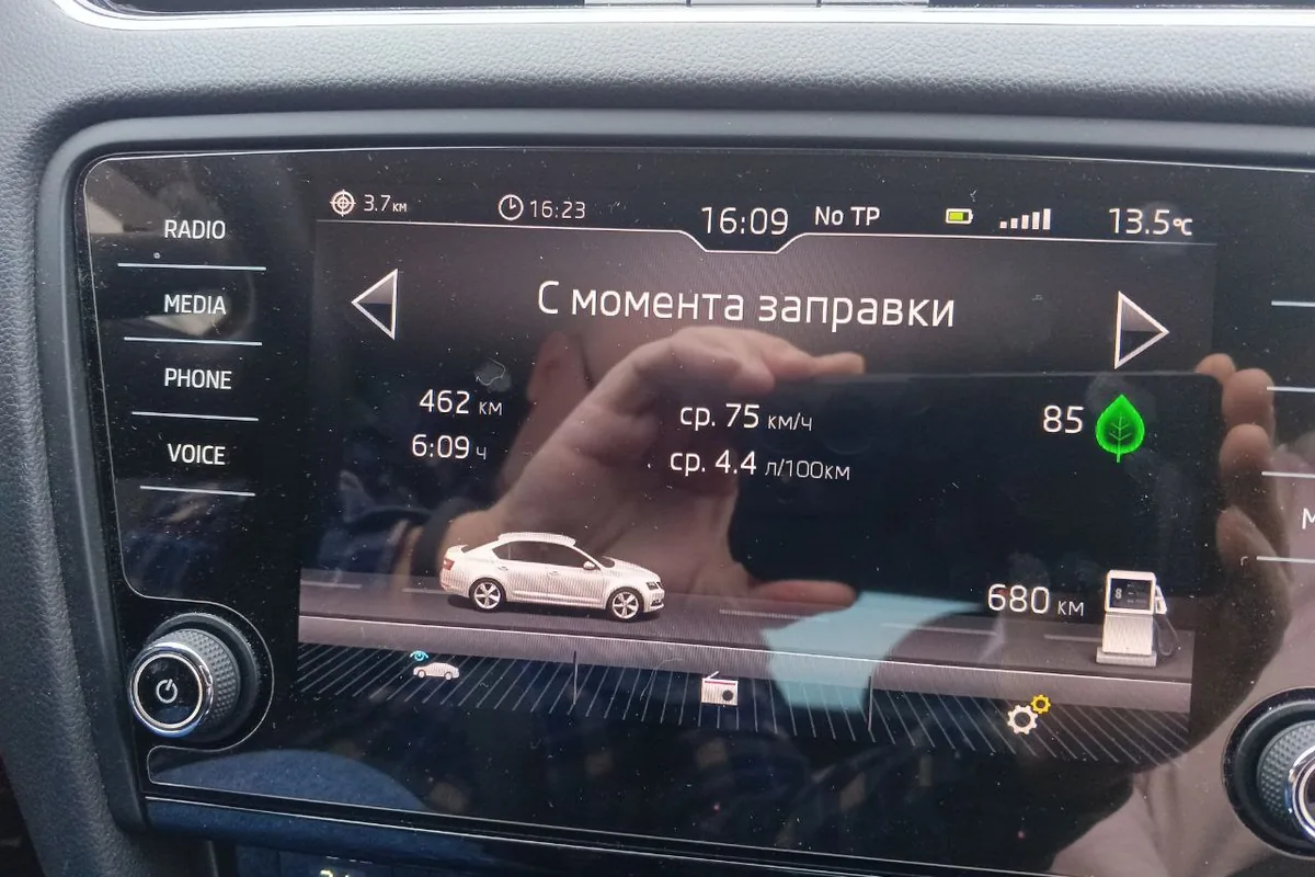 Средний расход 4,4 л на 100 км на экране Skoda Octavia A7