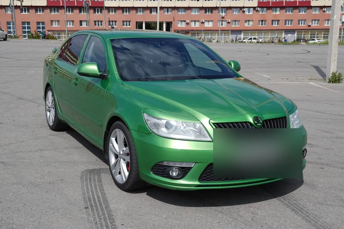 Зелёная Skoda Octavia A5 RS, вид спереди
