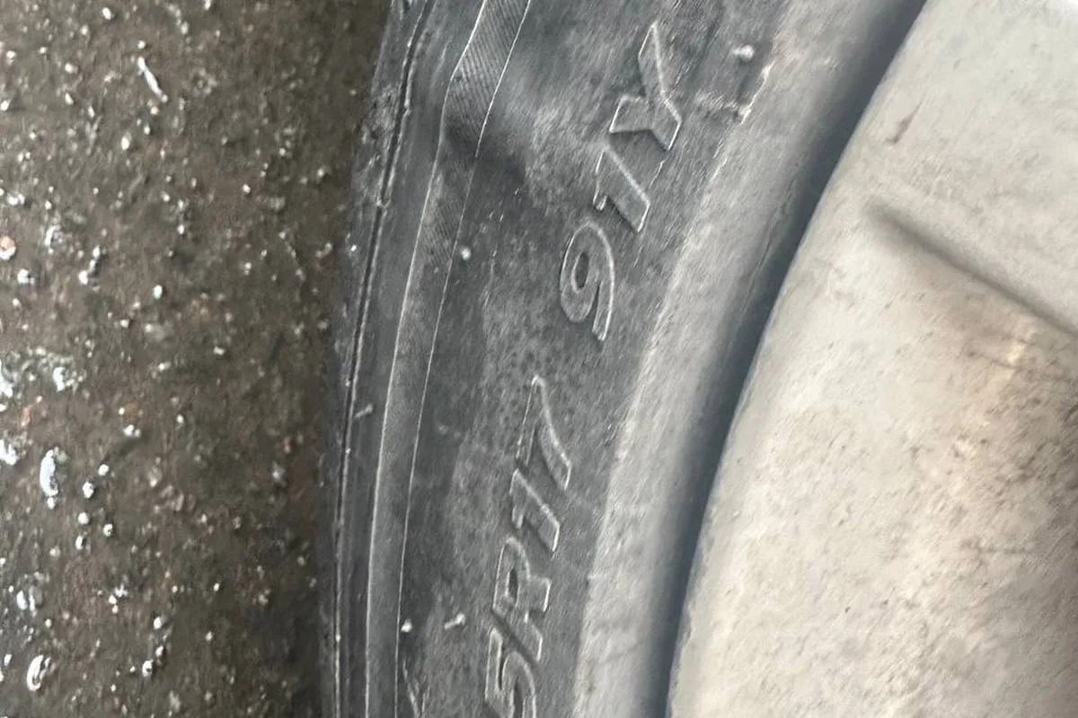 Повреждённая боковина шины 225/45 R17 на Skoda Octavia A7