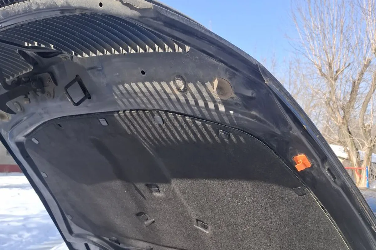 Шумоизоляция капота Skoda Octavia A5 после замены
