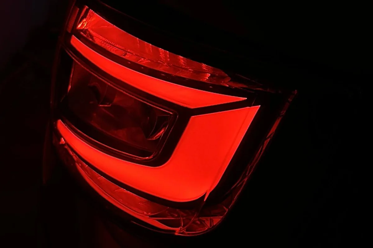 Светодиодный задний фонарь Skoda Octavia A7 ночью