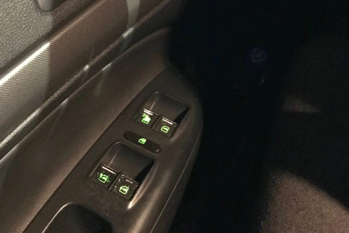 Стёртые кнопки стеклоподъёмников Skoda Octavia A5