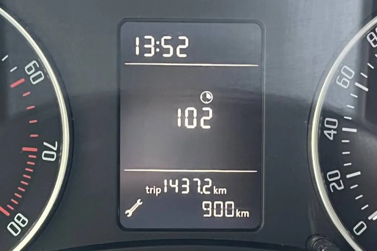 Сервисный интервал 900 км на приборке Skoda Octavia A5