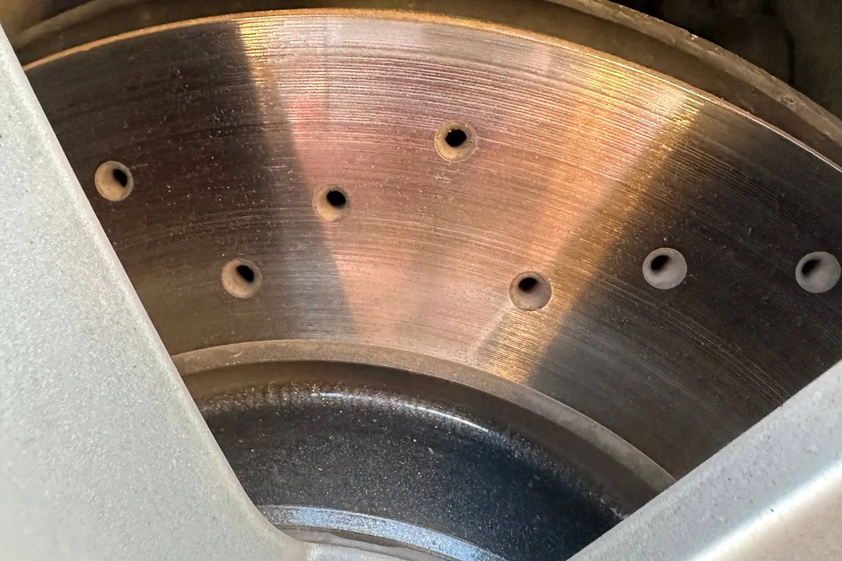 Перфорированный тормозной диск Brembo на Skoda Octavia A7