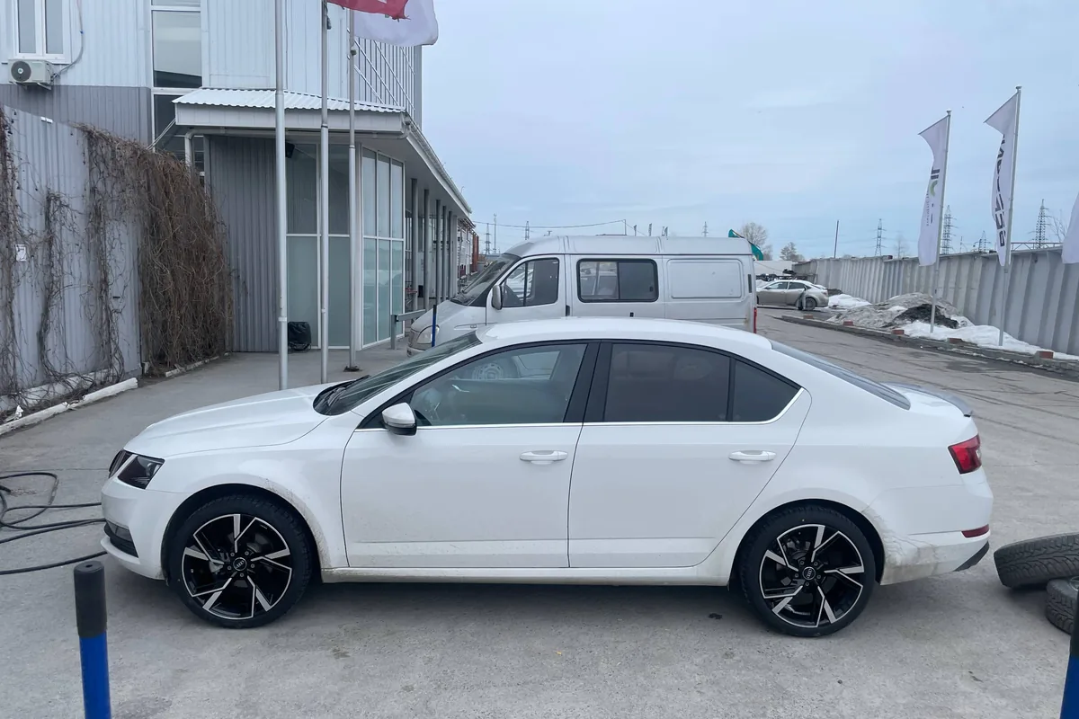 Белая Skoda Octavia A7 на новых дисках до занижения