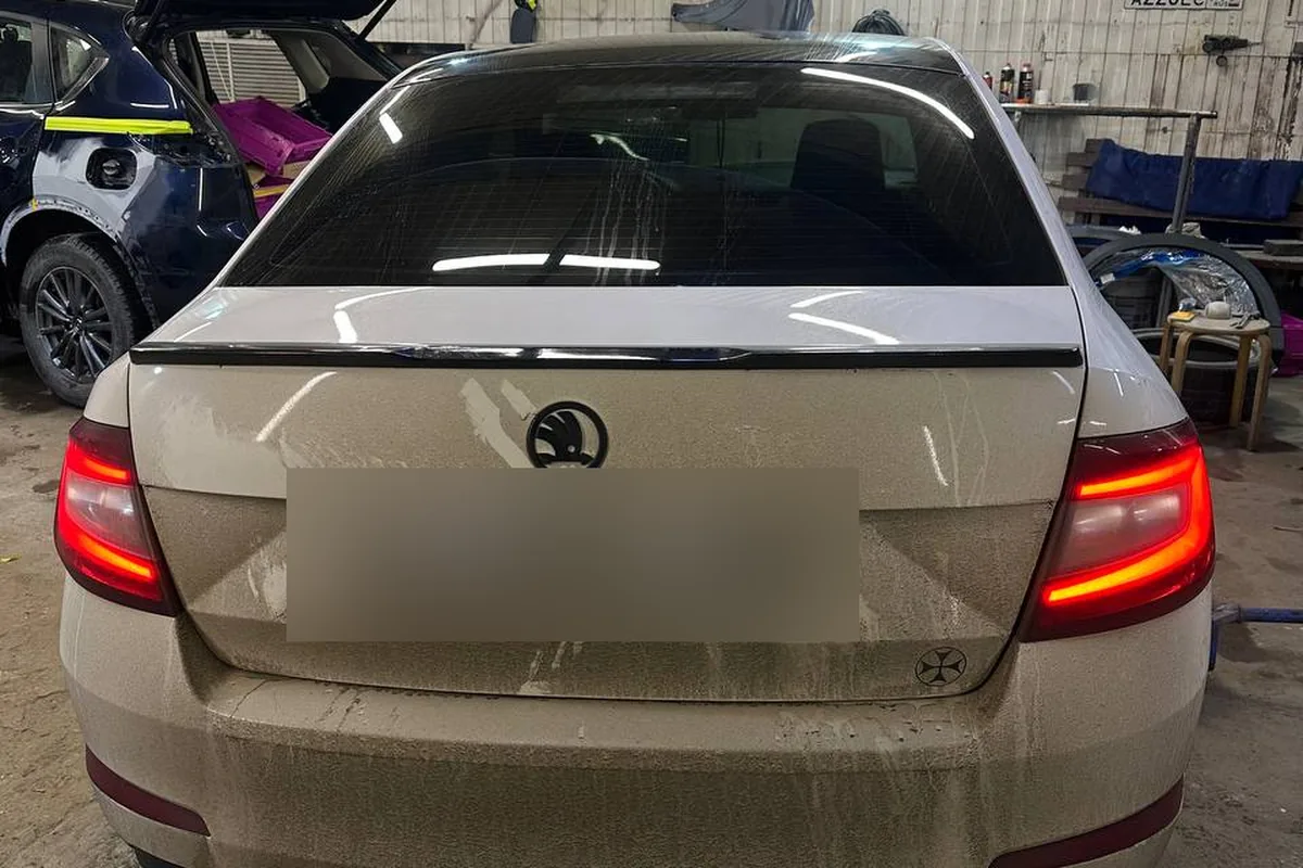 Задний диффузор и спойлер на Skoda Octavia A7 в мастерской