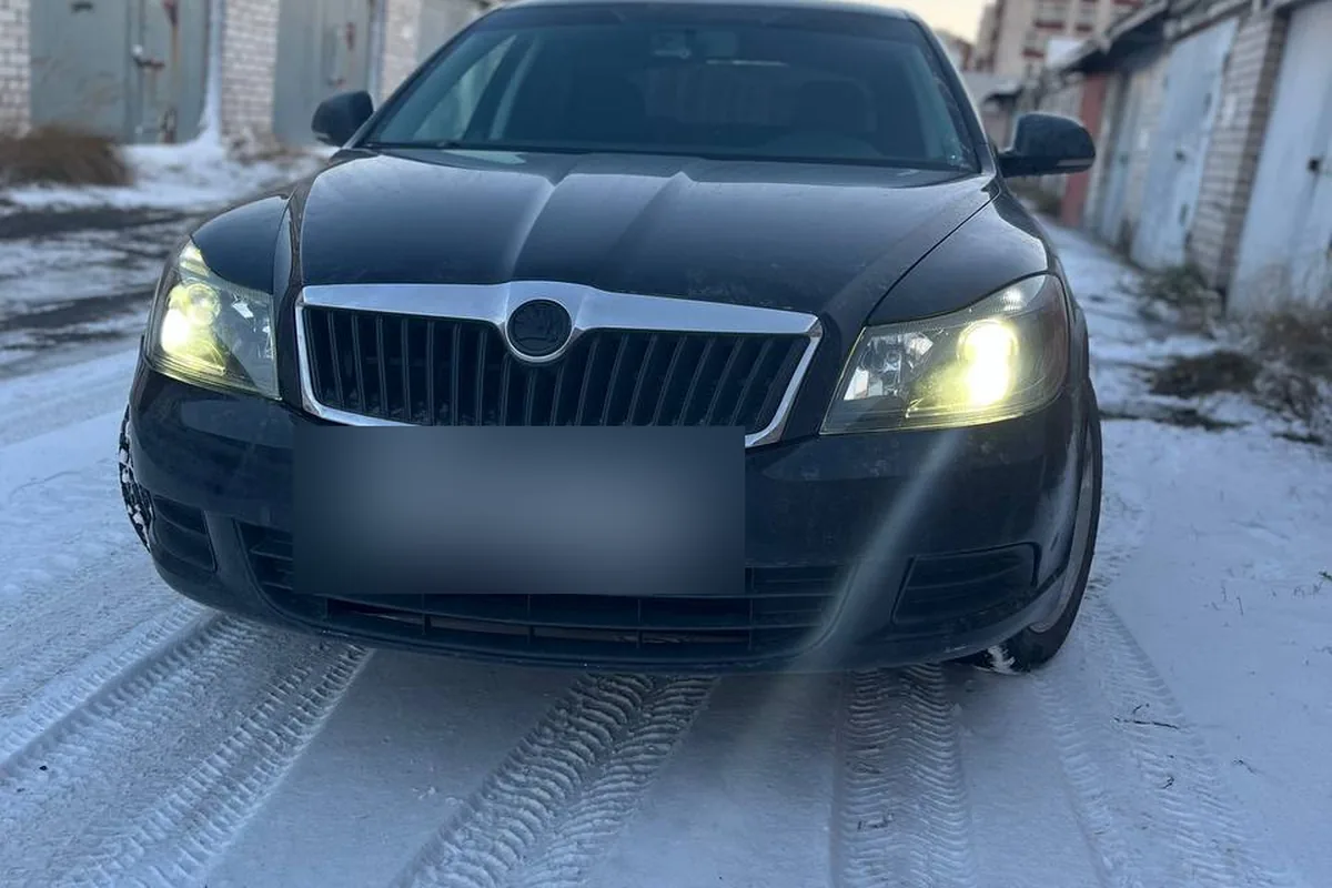 Skoda Octavia A5 с хромированной решёткой перед антихромом