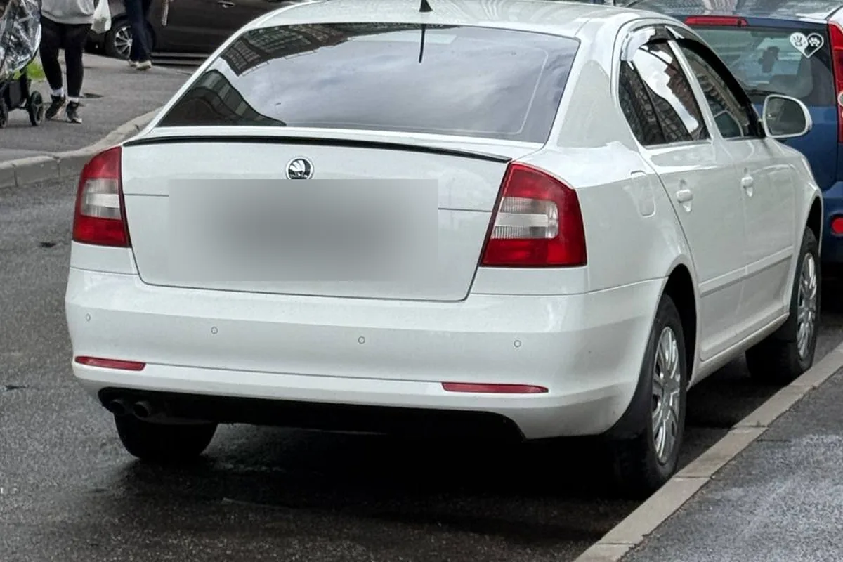 Корма белой Skoda Octavia A5 перед установкой насадок