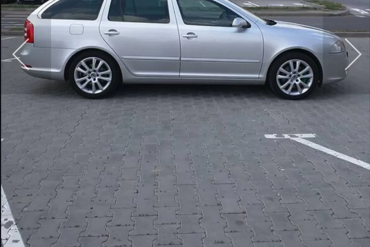 Skoda Octavia A5 Combi в профиль на парковке