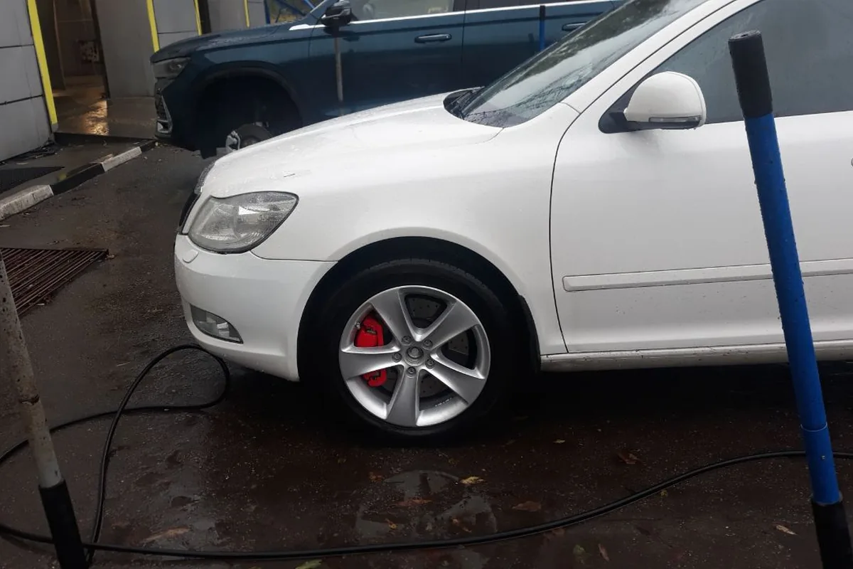 Белая Skoda Octavia A5 на новых литых дисках
