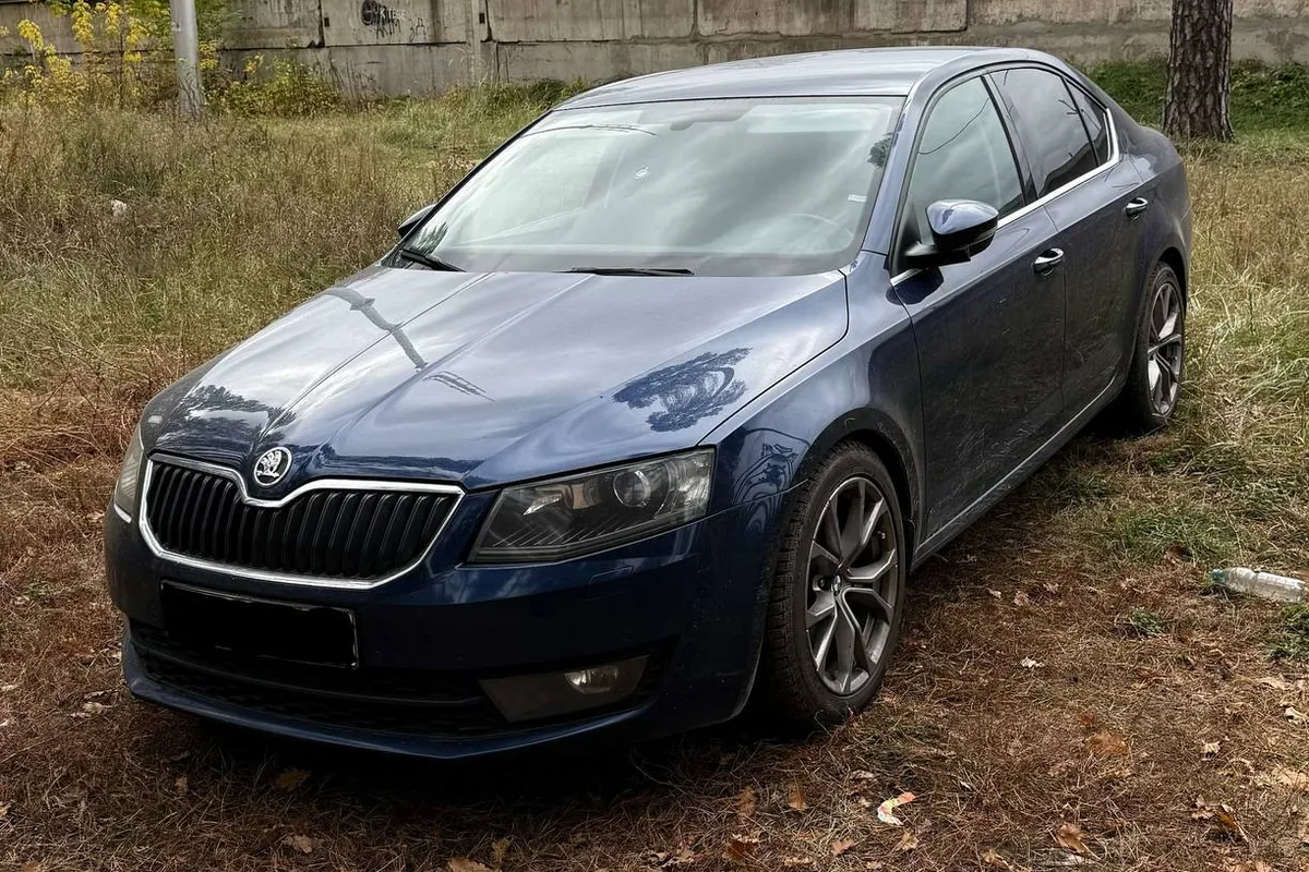 Синяя Skoda Octavia A7 1.4 TSI с DSG 2015 года