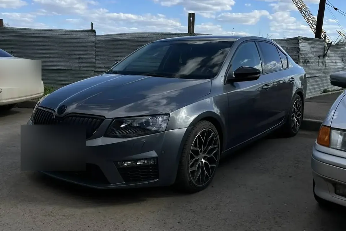Серая Skoda Octavia A7 с двухлитровым турбомотором на 18-дюймовых дисках