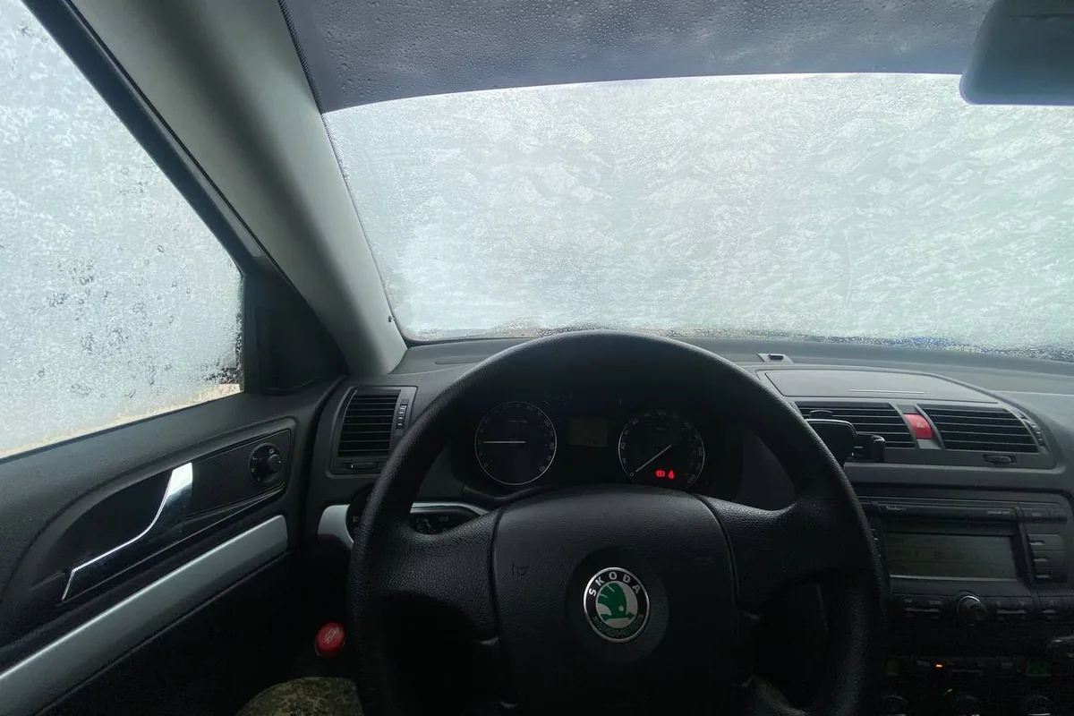 Обледеневшие изнутри стёкла в салоне Skoda Octavia A5