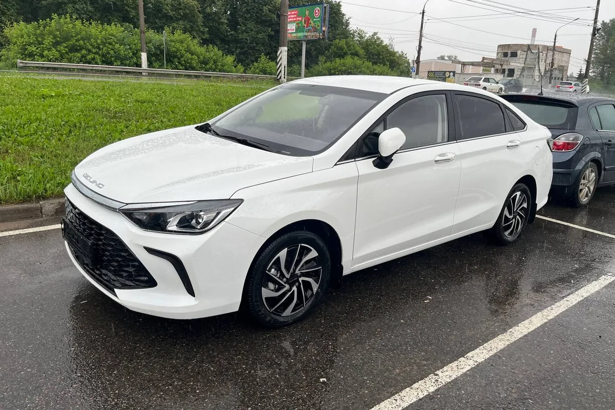 Белый BAIC U5 Plus на парковке
