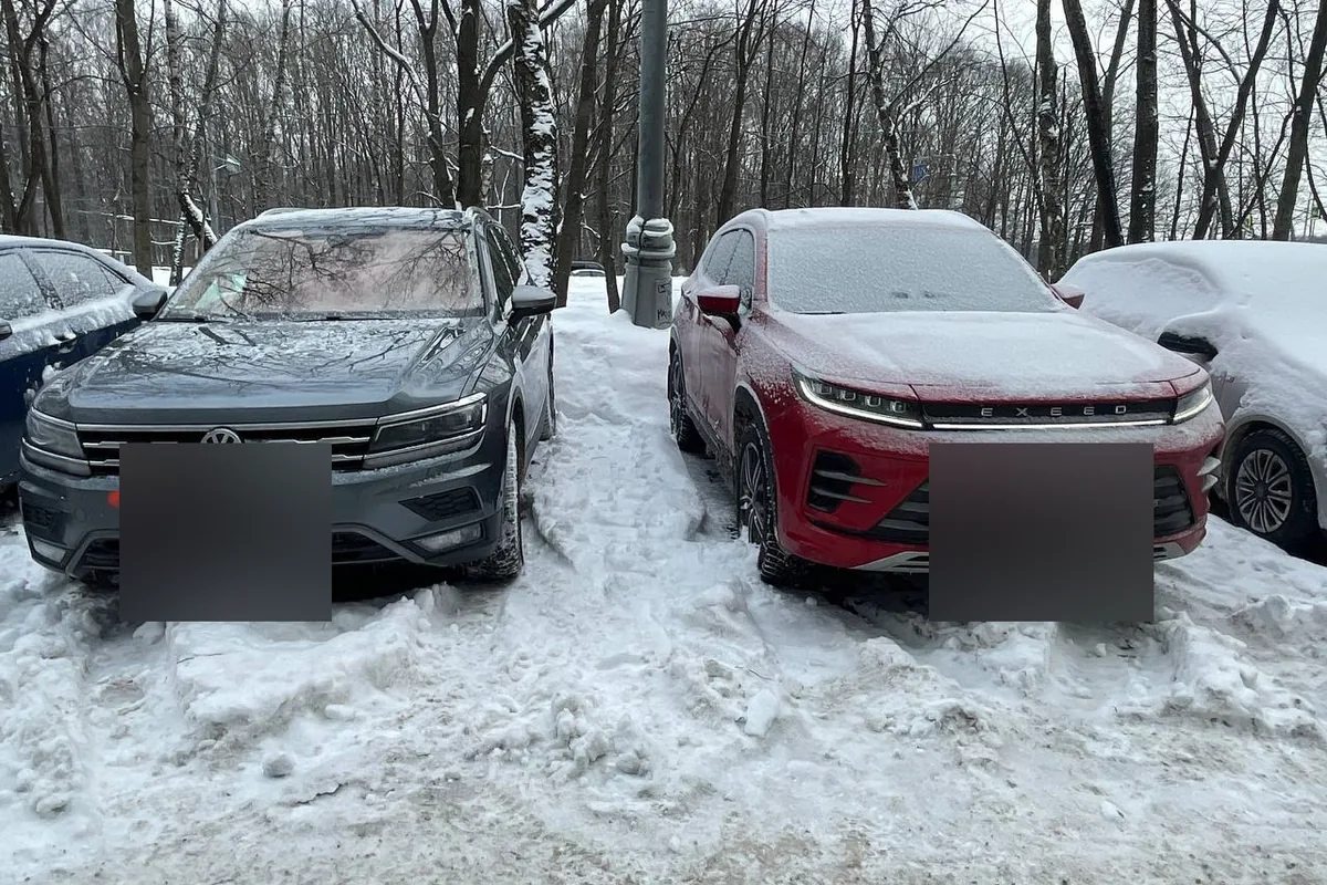 Красный Exeed LX рядом с Volkswagen Tiguan зимой