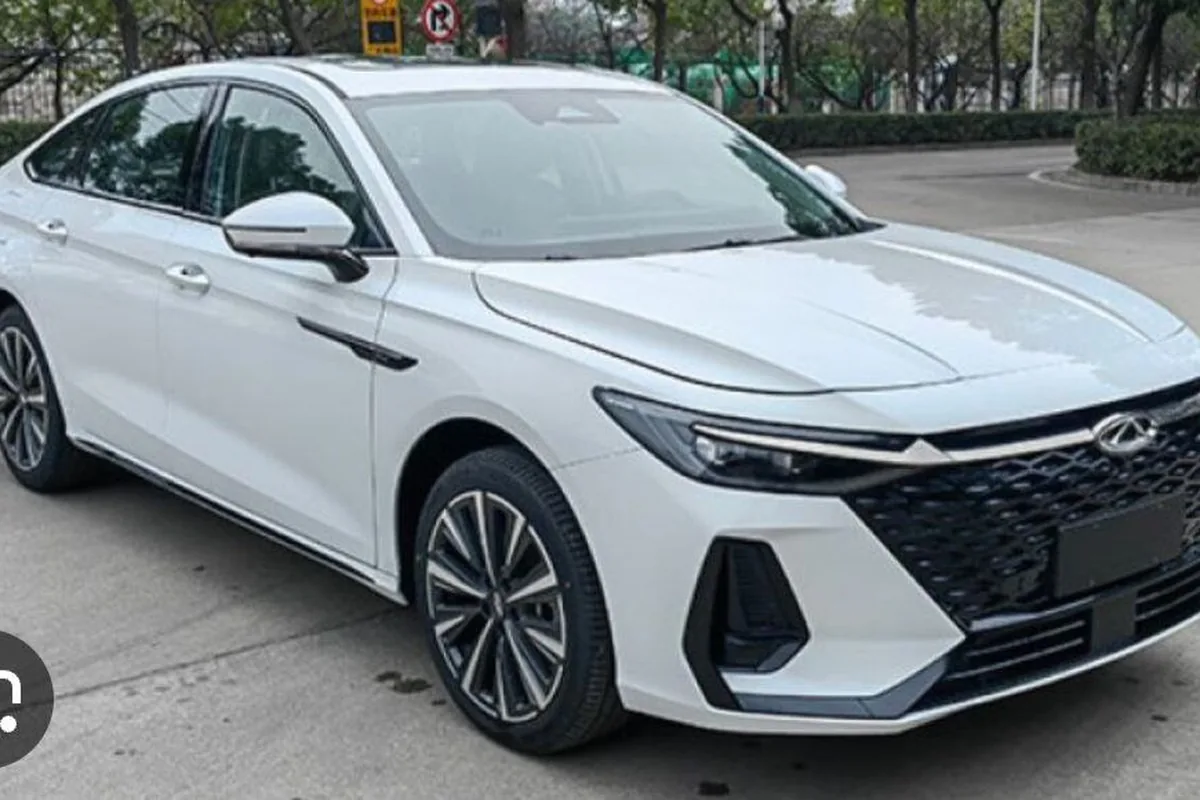 Белая Arrizo 8 на площадке