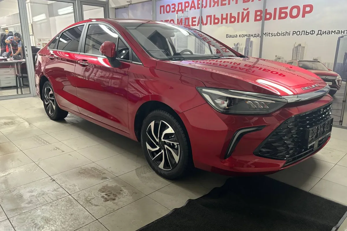 Новый красный седан BAIC U5 Plus в зоне