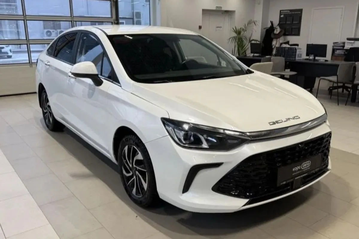 Белый седан BAIC U5 Plus стоит в просторном