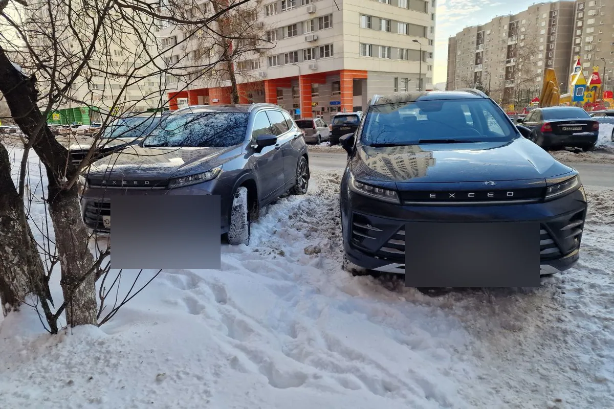 Два полноприводных Exeed LX на снежной ступени у дома