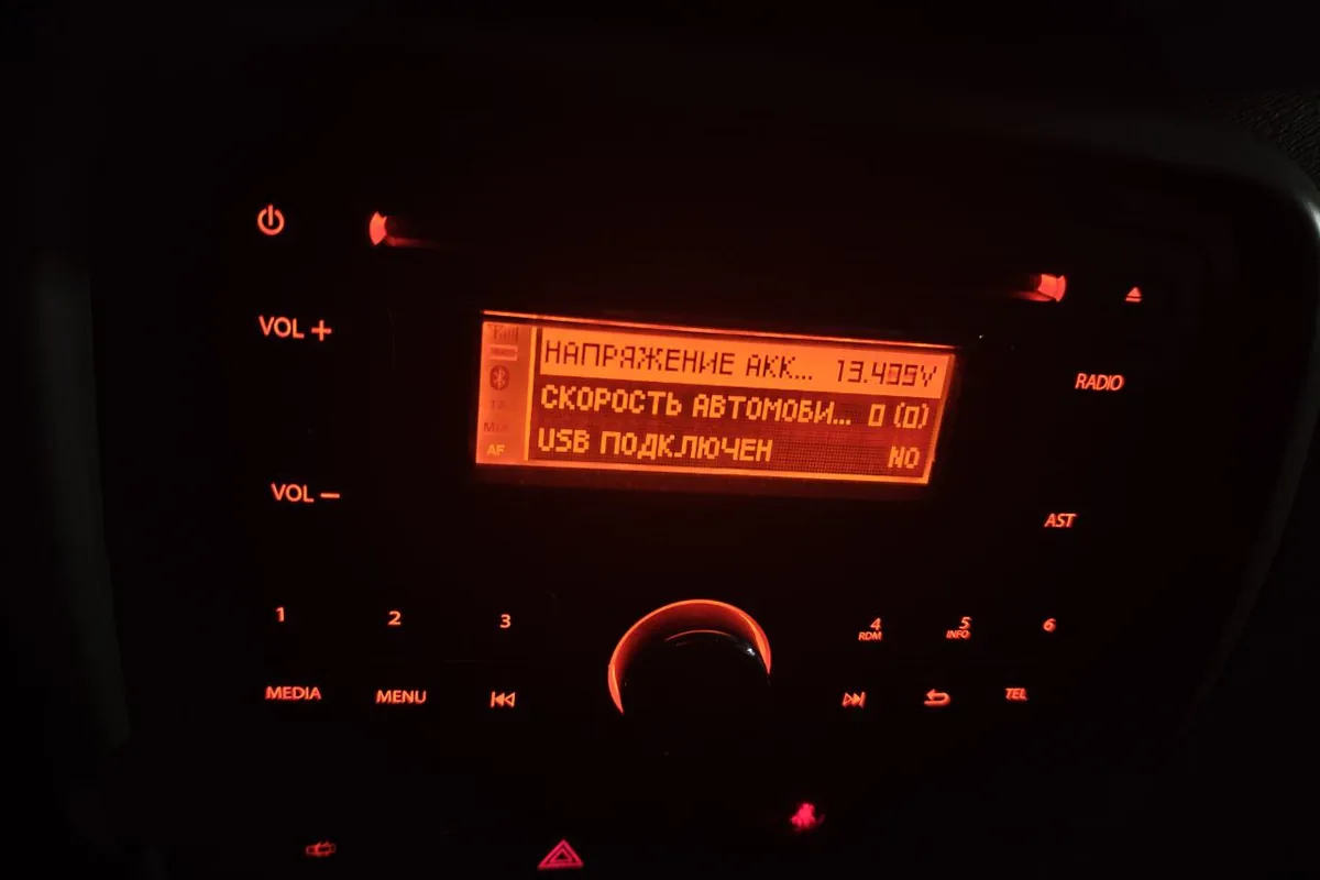 Напряжение бортовой сети на экране штатной магнитолы Renault Duster