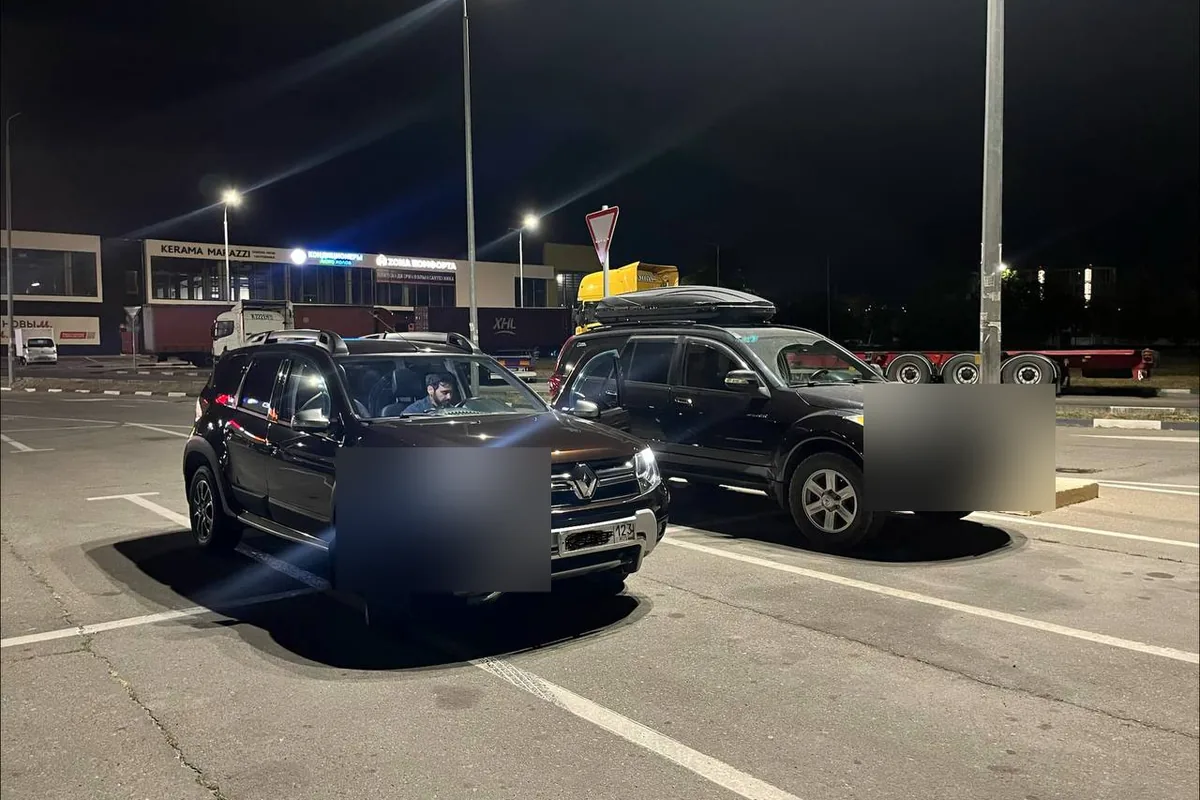 Renault Duster 2.0 с автоматом после рестайлинга на ночной стоянке