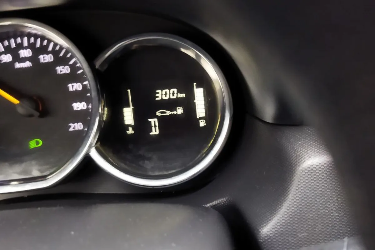 Запас хода 300 км и указатель топлива Renault Duster