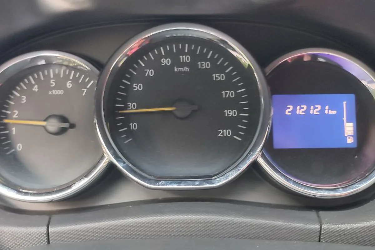 Приборная панель Renault Duster с F4R после заправки АИ-100