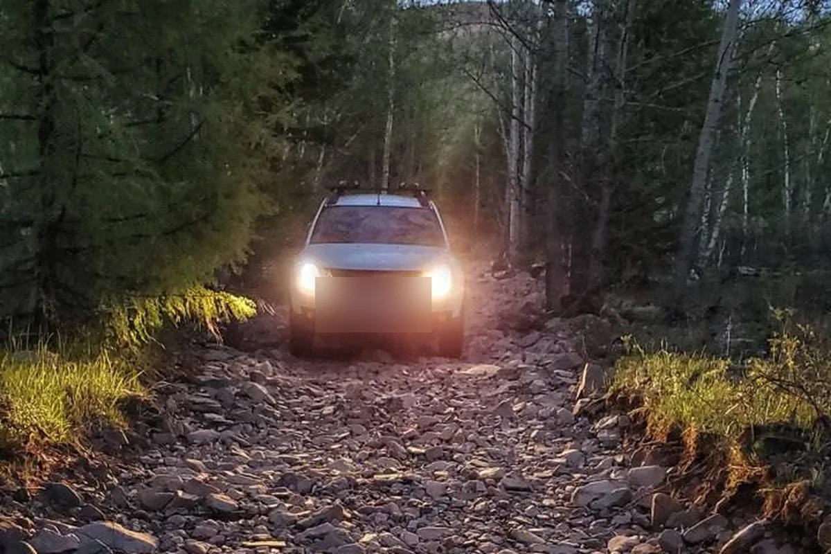 Renault Duster на каменистом сухом русле