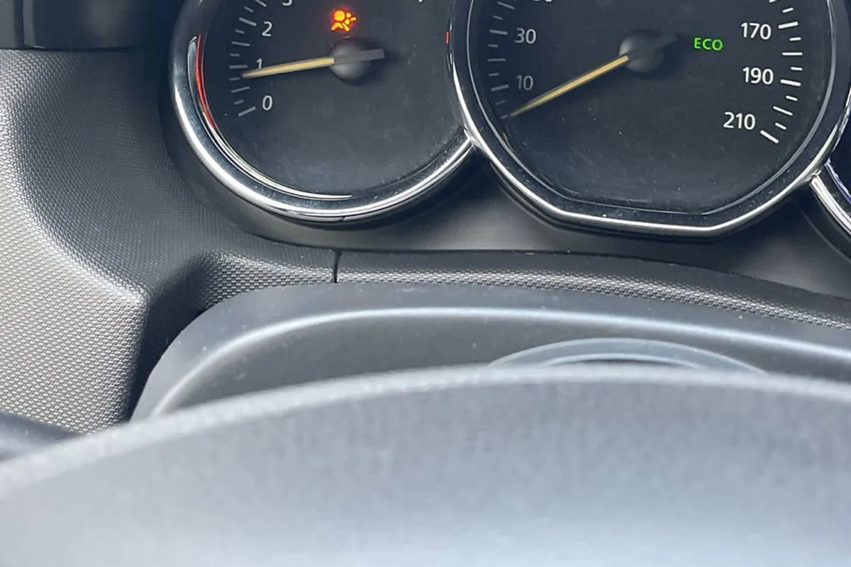 Лампа подушки безопасности на приборке Renault Duster