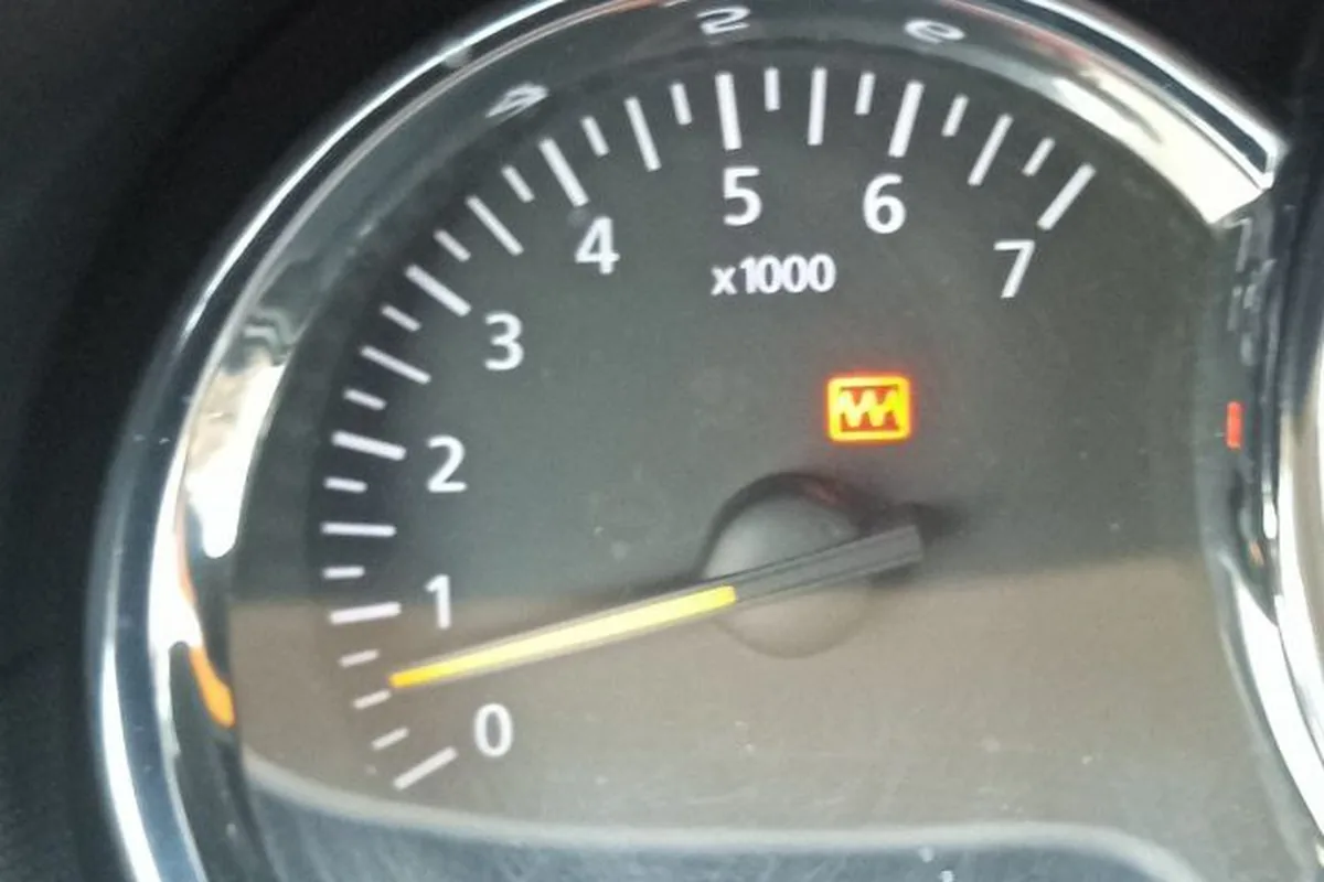 Горящий индикатор на тахометре Renault Duster 1.6 114 л.с.