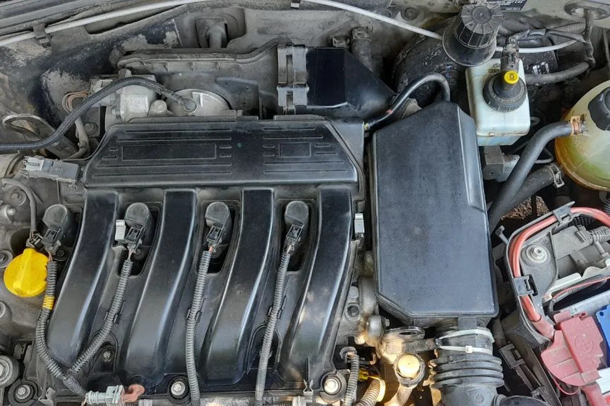 Мотор F4R 2.0 в подкапотном пространстве Renault Duster 2013