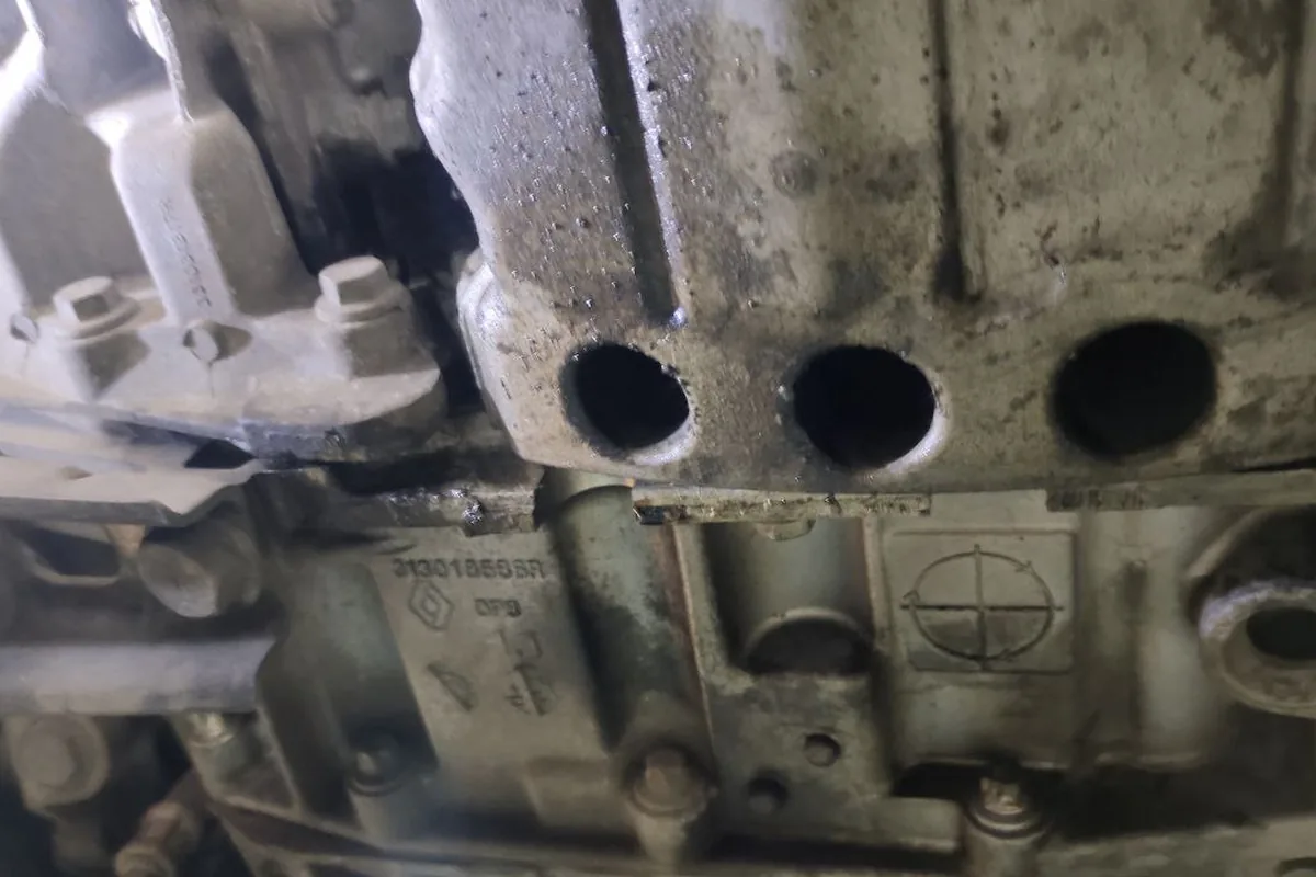 Подтёки масла снизу двигателя F4R Renault Duster 2.0 2018 года