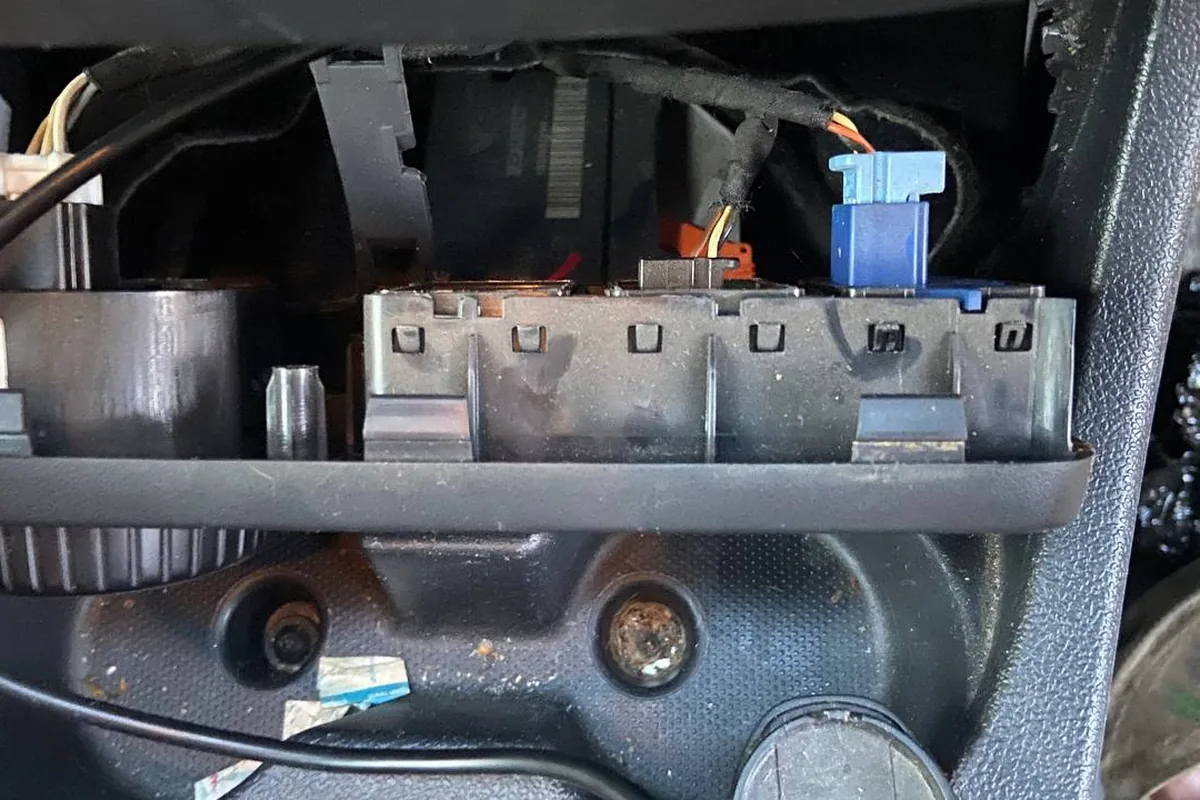 Проводка под снятой панелью кнопок Renault Duster