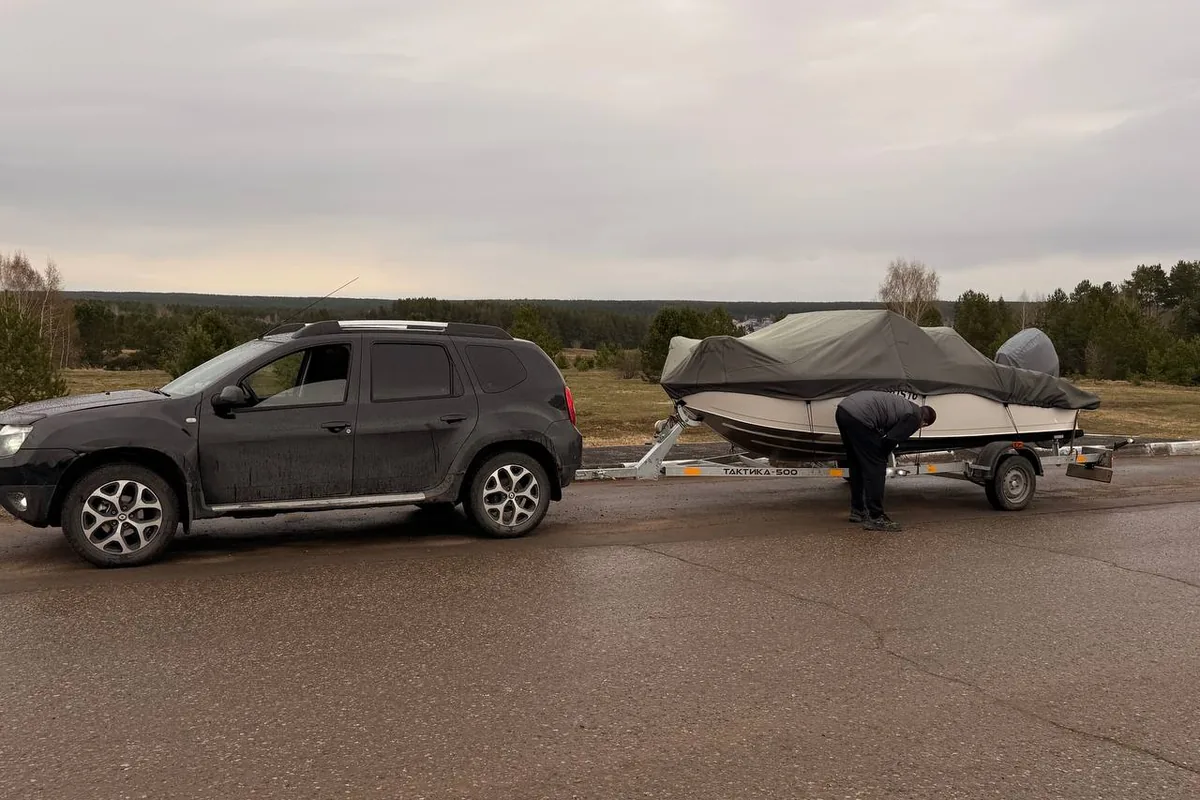 Renault Duster тянет прицеп с лодкой