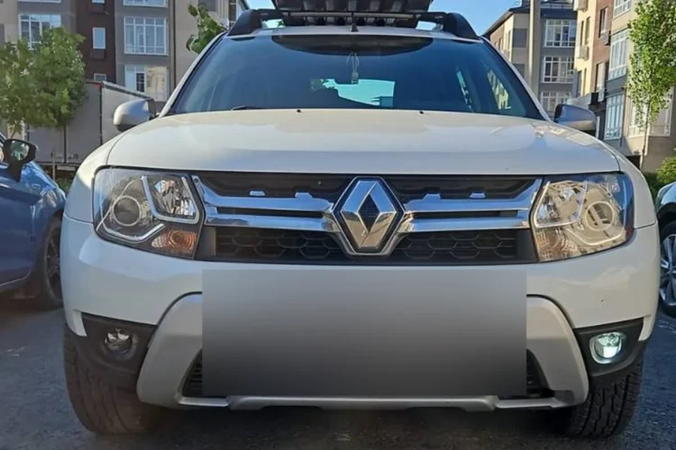 Renault Duster с автобоксом на крыше и светодиодными ПТФ