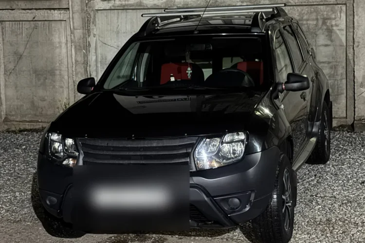 Чёрный Renault Duster с поперечинами на рейлингах
