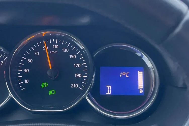 Приборная панель Renault Duster 2015 года 2.0 с указателем топлива