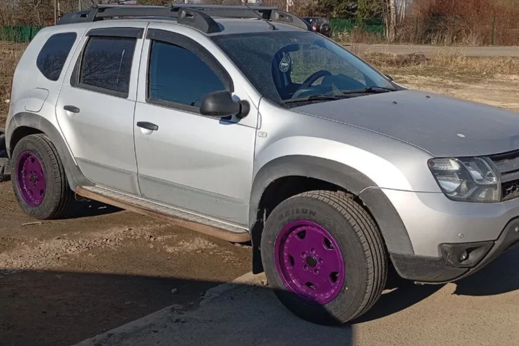 Renault Duster на фиолетовых дисках от Skyline и шинах 225/65 R16