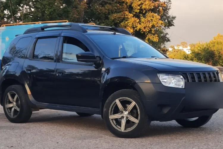 Чёрный Renault Duster на литых дисках R17 с шинами 215/60
