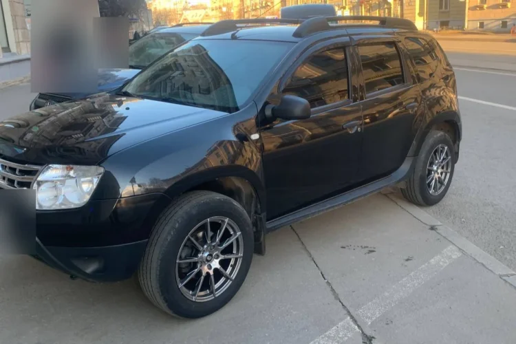 Чёрный Renault Duster первого поколения на неоригинальном литье