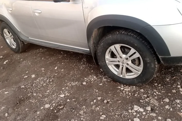 Литые диски с шинами в арках серебристого Renault Duster