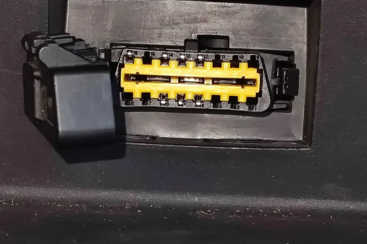Диагностический разъём OBD2 в бардачке Renault Duster 1.6 H4M