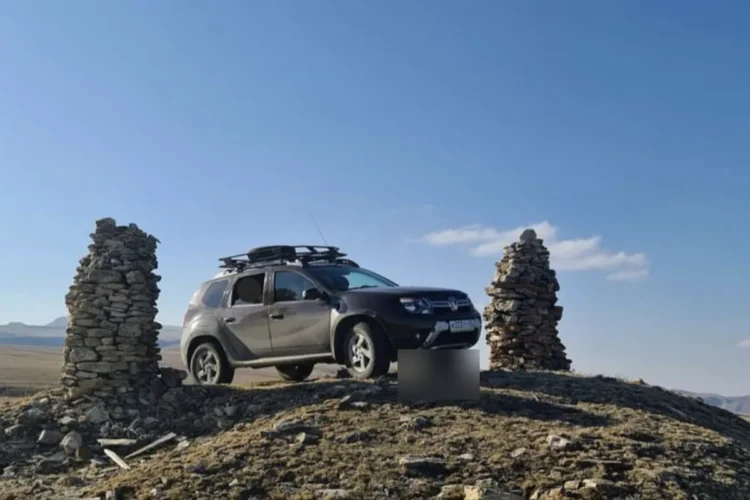 Renault Duster на вершине холма