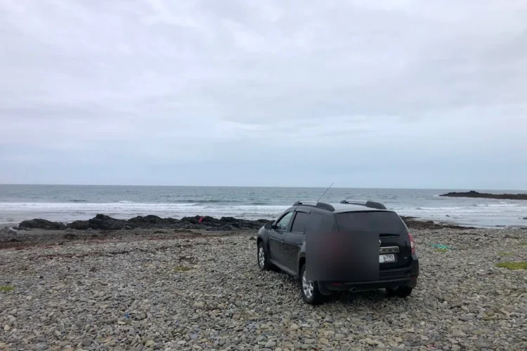 Renault Duster на каменистом морском берегу