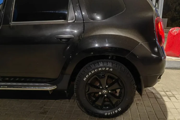 Колесо RoadCruza в арке лифтованного Renault Duster
