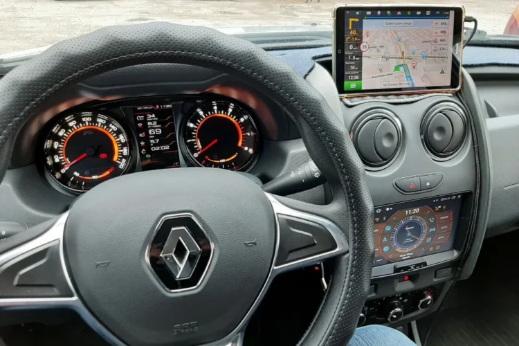 Android-магнитола и парктроник в салоне Renault Duster