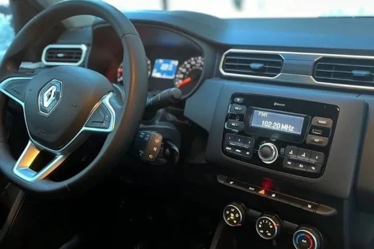 Салон Renault Duster 2022 года со штатной кнопочной магнитолой