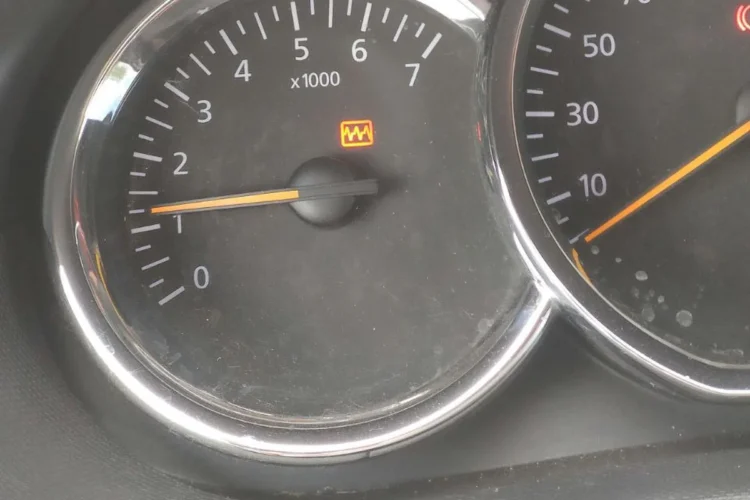 Жёлтая лампа неисправности на приборке Renault Duster